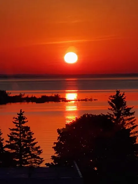 Lakeview Getaway with stunning sunrises - Image 1
