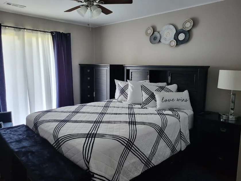 Cozy 2 bedroom home with fireplace close to base - Image 1
