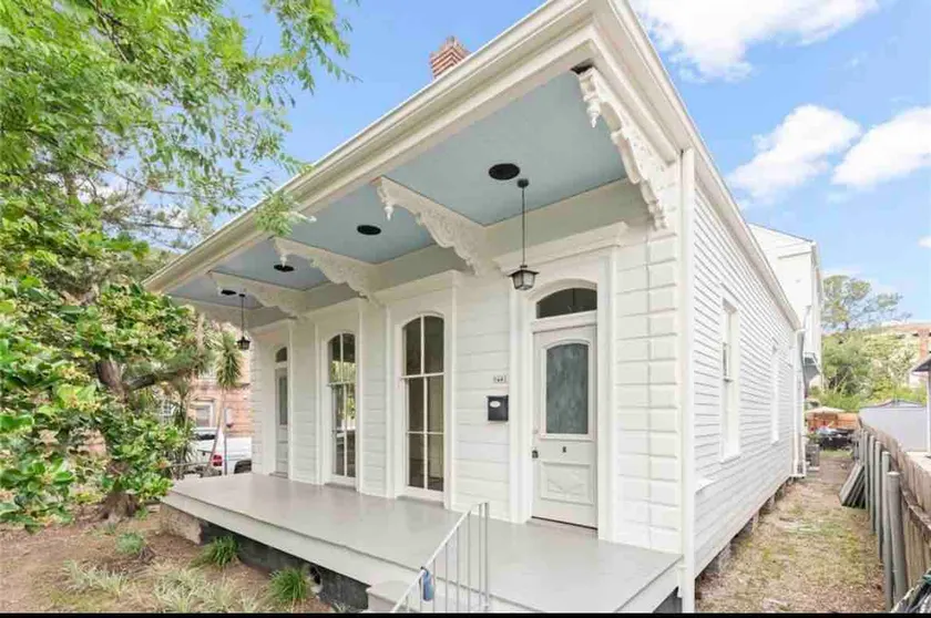 Classic Unit by Garden District and Hospital - Image 1