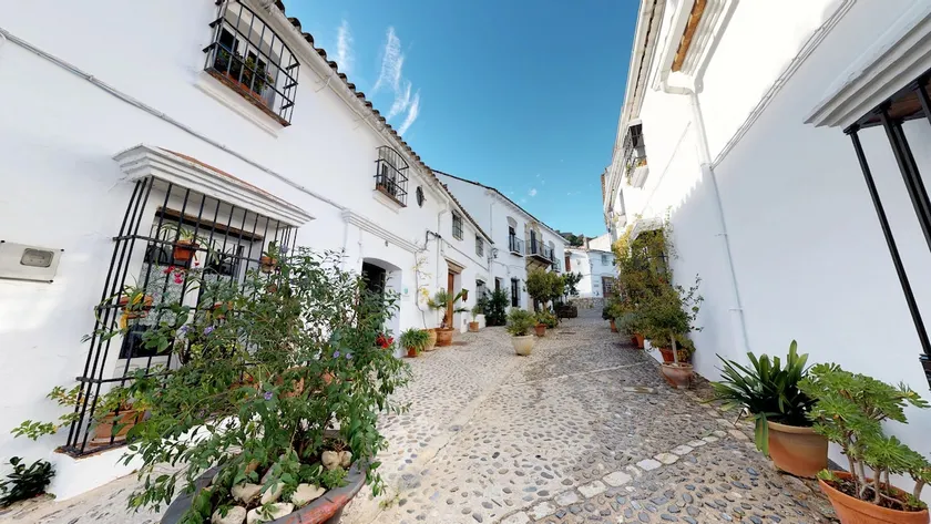 Beautiful 18th century house with courtyard & pool - Image 1