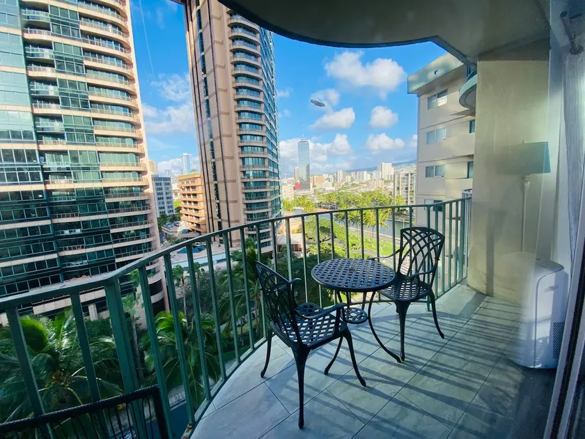 2 bedroom Waikiki condo FREE parking 4beds - Image 1
