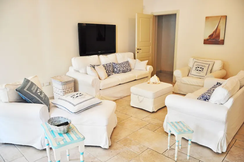 Elegant seafront villa with garden - Image 1