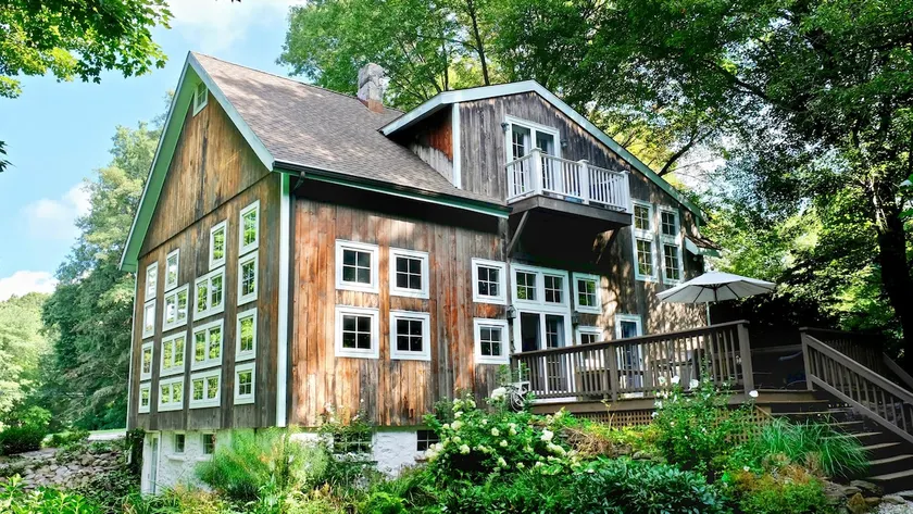 Beautifully Restored Barn With New England Charm - Image 1