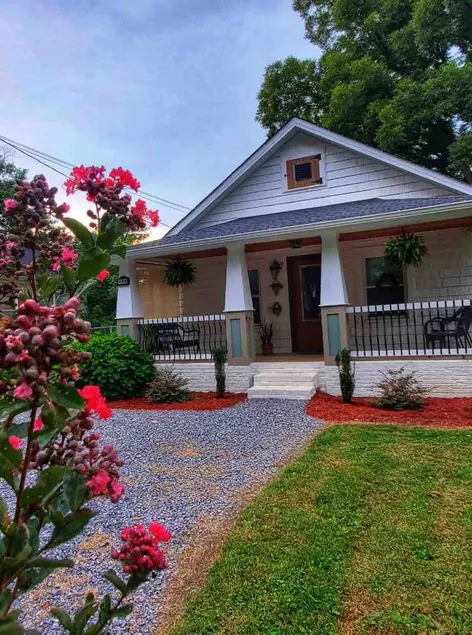 Convenient 2 bdrm. Airport bungalow. - Image 1