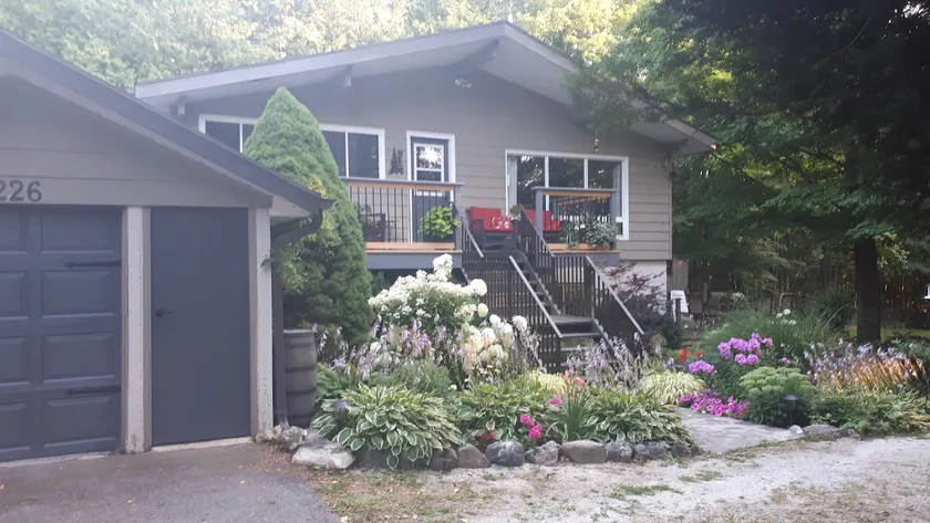 Hilltop garden cottage - Image 1