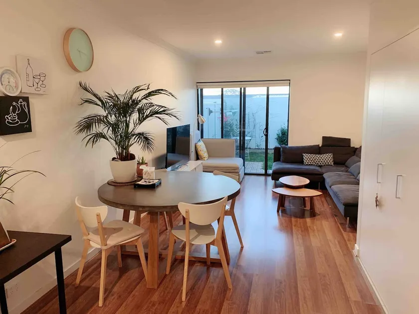 Double master bedrooms & cosy townhouse& car park - Image 1