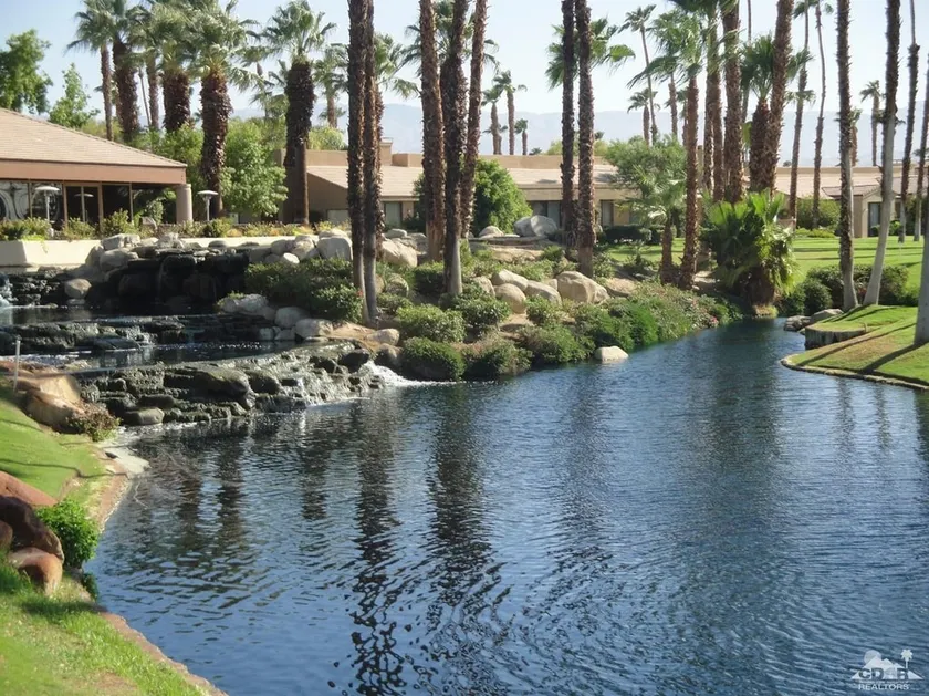 Spacieux et beau condo avec accès à la piscine partagée, bain à remous, golf et tennis - Image 1