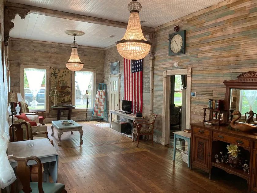 COLONELS QUARTERS - Inspiring and Enchanting - Image 1