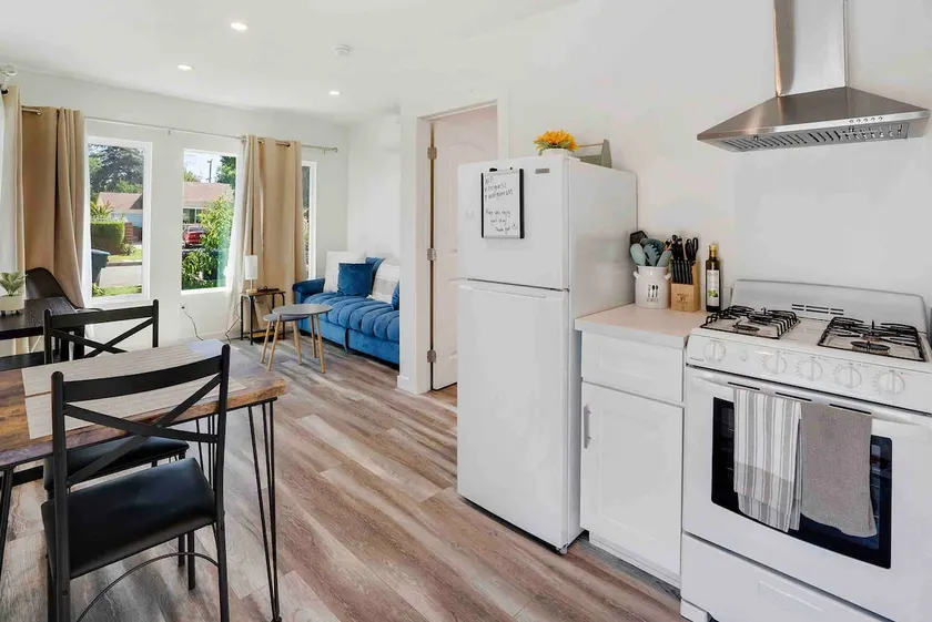 One-bedroom bright guesthouse w/ workspace - Image 1