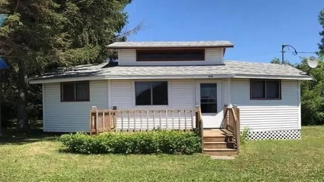 Lake Front Cottage - Image 1