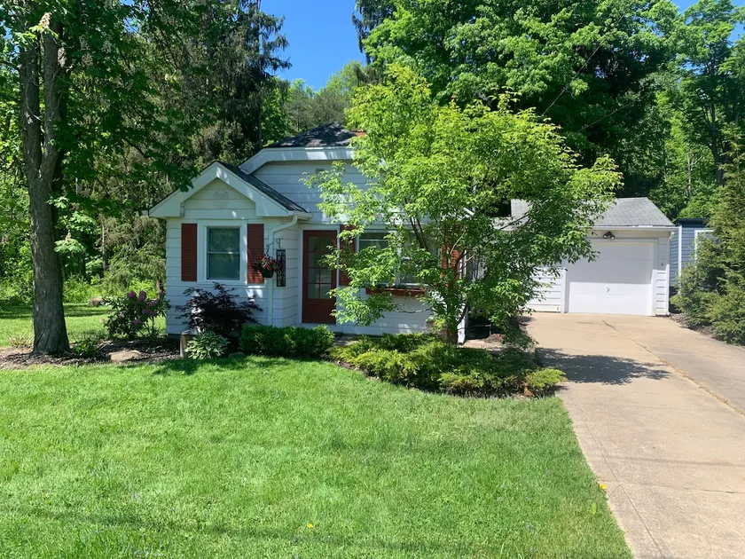 The Sunshine Cottage of Chagrin Falls: Monthly Rental + - Image 1