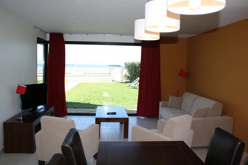 Feet in the Water or Beach - Ground Floor Sea Front - Image 1