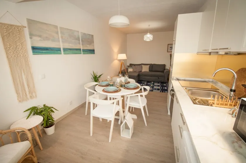 Modern 2-bedroom apartment on the Coast - Image 1