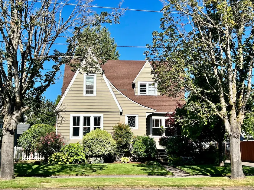 Basement Tudor Suite | Parking, Laundry, Private - Image 1