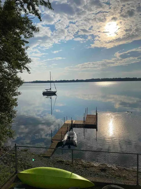Lakefront, cute and cozy year round cottage - Image 1