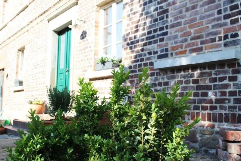Sunny country house - Image 1