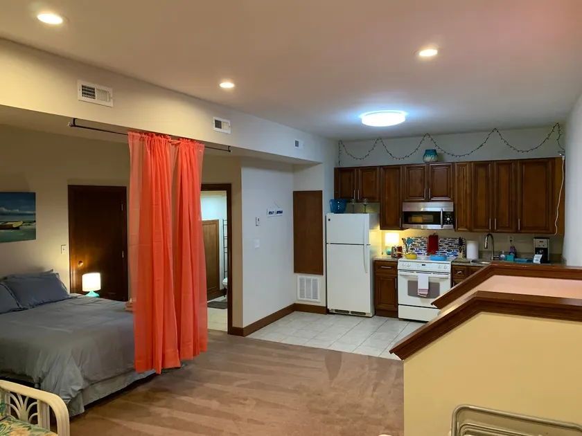Beach Side HideAway - Pet Friendly, WiFi, Smart TV, Central Heat/AC, Parking - Image 1