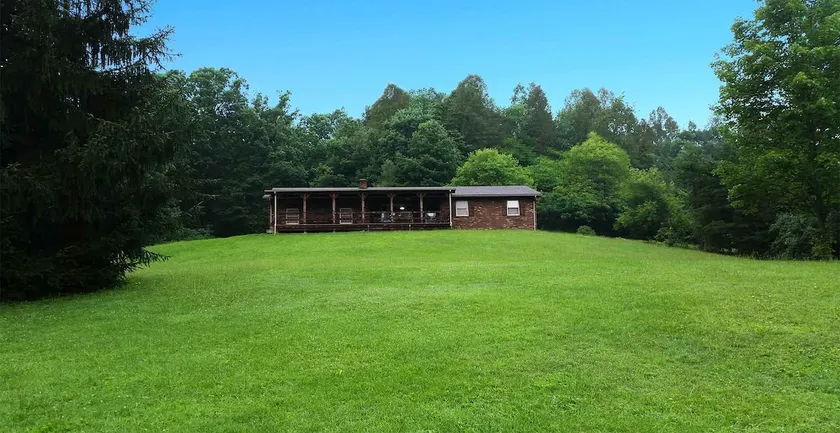 HOCKING HILLS HAVE MED VARMT TUB OG DAM PÅ 4 SEKLUDEREDE ACRES med REC BARN - Image 1