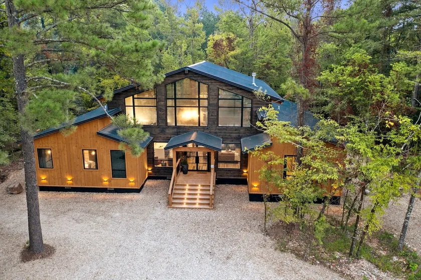 NEW On Creek! HUGE Deck- Elegant Luxury! Sleeps 15 - Image 1
