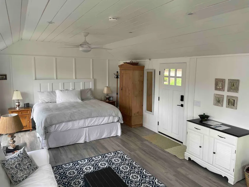 Vesuvius Bay Cottage with garden & ocean views - Image 1