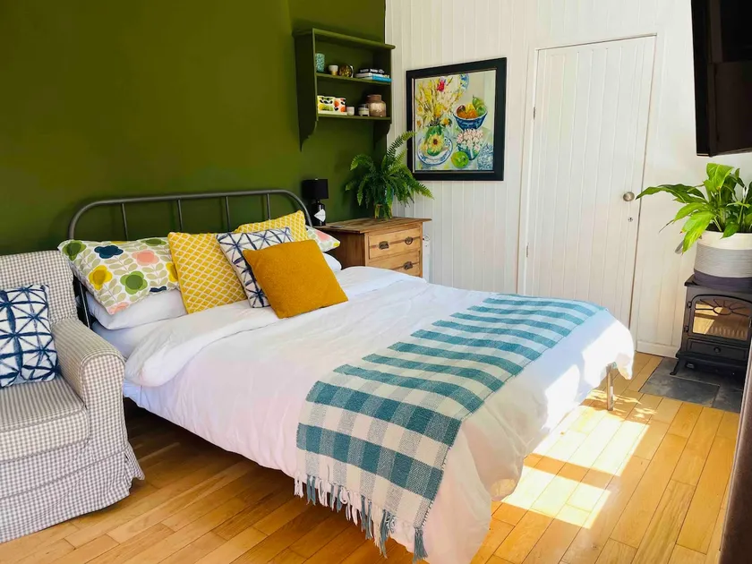 Gardeners Cottage - Bristol Airport 5 mins - Image 1