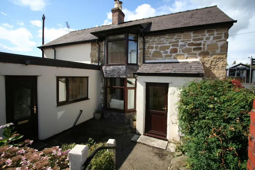 Detached Cottage-Wrexham-3 bedrooms, 6 guests - Image 1