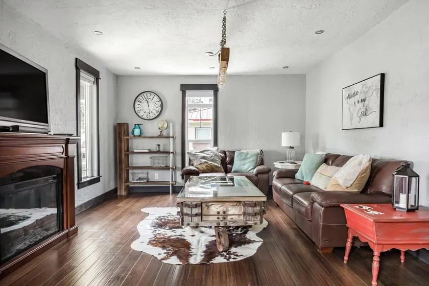 1918 Bungalow | Modern Renovation•Walk to Downtown - Image 1