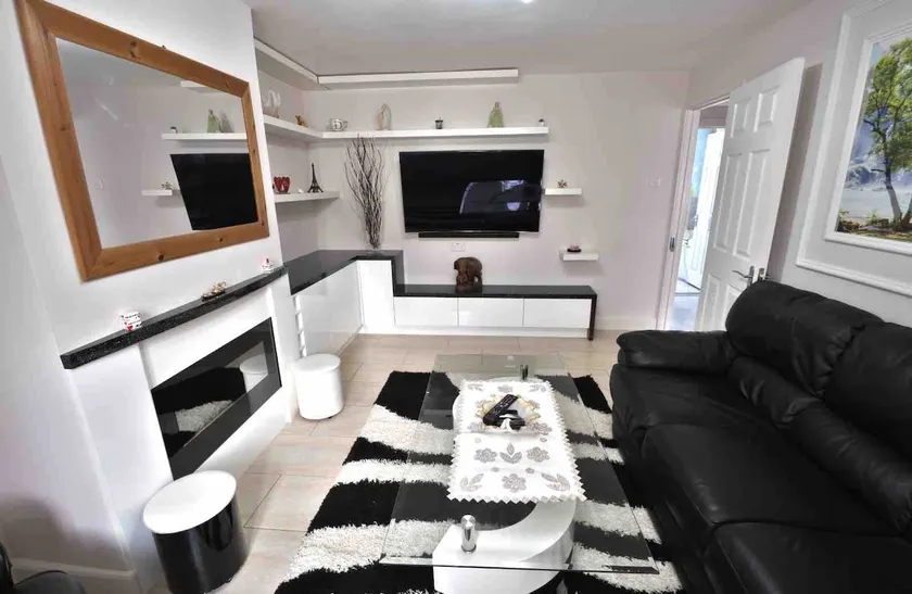lovely 2 bedroom apartment with modern furniture - Image 1