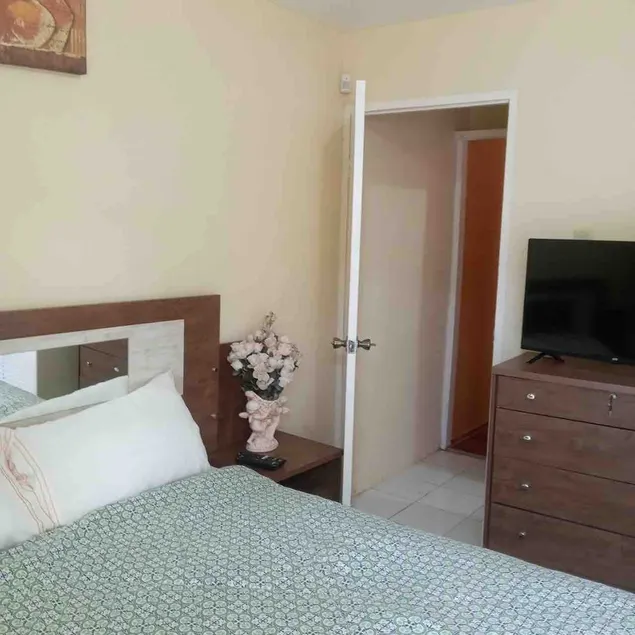 Cheerful one bedrooom apt w/private bath/kitchen - Image 1