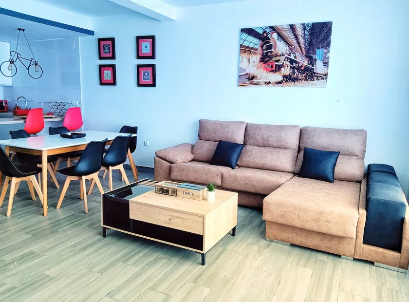 Spacious Flat Near City of Arts - Image 1