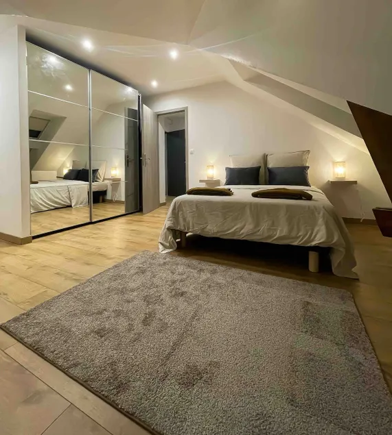 Free private parking/central station/3 double beds - Image 1