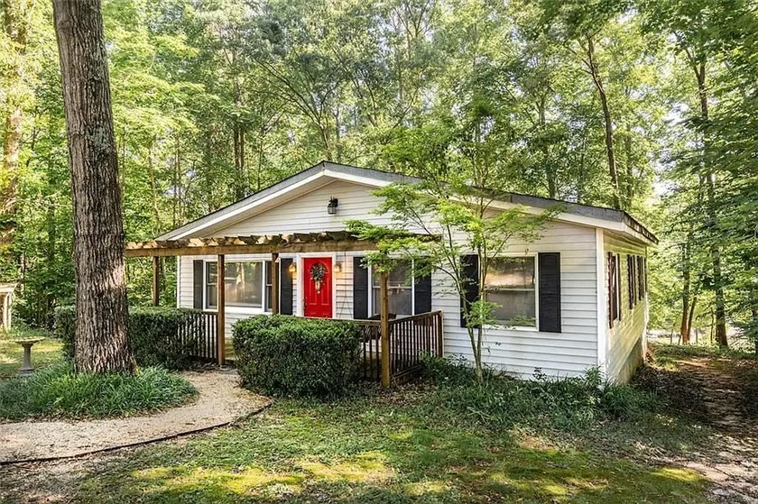 Waterfront cottage with dock on Lake Hartwell - Image 1
