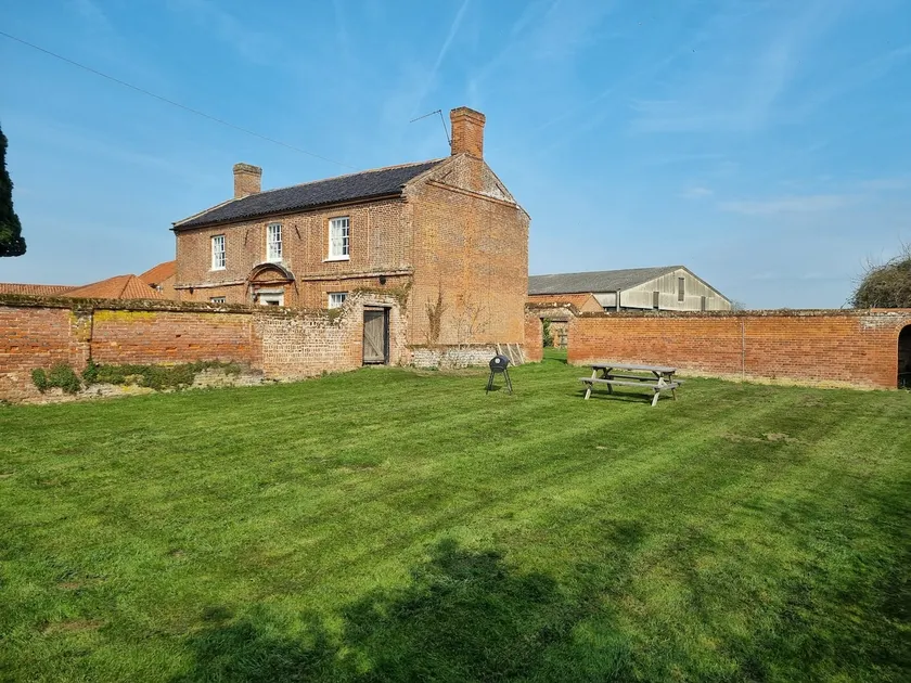 Traditional Farmhouse - With a large walled garden - Image 1
