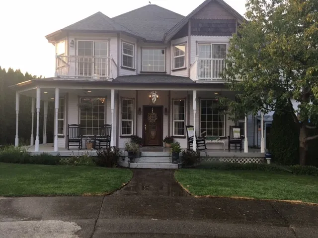 Spacious & Private Country Home - Image 1