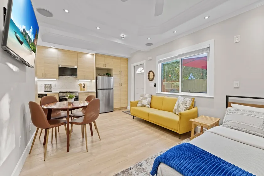 Stylish and cozy guest suite - Image 1