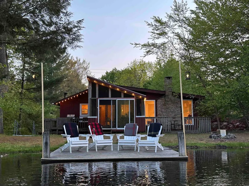 Heron's Hideaway: Stylish Lakefront 5 BR Home - Image 1