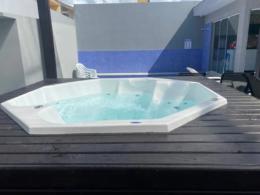 Private, 100 from the beach with pool, deck and spa - Image 1