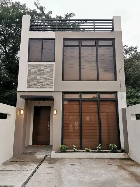 Townhome in Central Balanga 2BR with Parking - Image 1