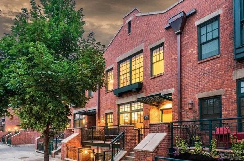 The Heart Of Bend. Brownstone Apartment. - Image 1