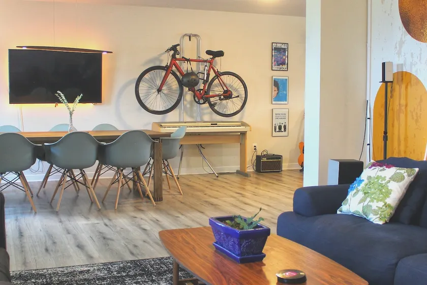 Modern 4 Bedroom Home, 6 mins away from Downtown - Image 1