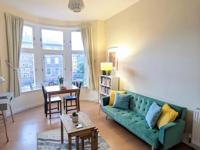 Bright West End Apartment in Superb Location - Image 1