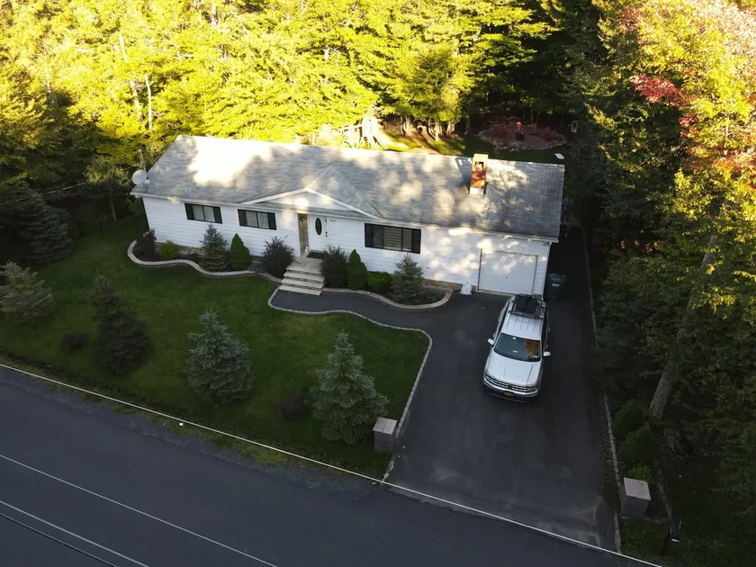 Pocono Mountains, cozy Family House. Sleeps 8+ - Image 1