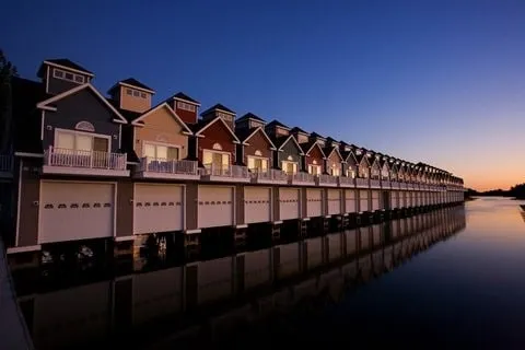 Gorgeous Townhouse & Boathouse in Cozy Carnegie Bay - Image 1