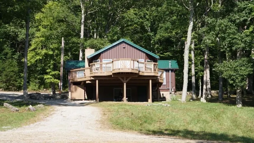 Cabin on private watershed lake in Crofton, Ky - Image 1