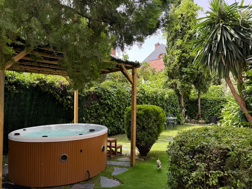 Modern Luxury House with Jacuzzi in the Garden - Image 1