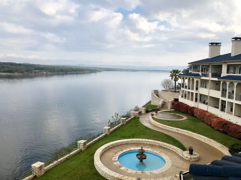 Serene Lake View Villa på ön på Lake Travis - Image 1