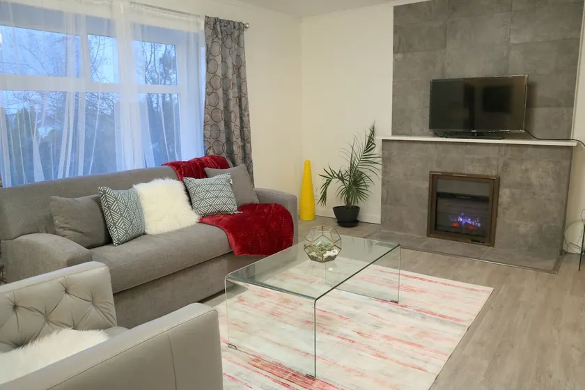 Spacious Living at Queen Elizabeth \Oakridge Park - Image 1