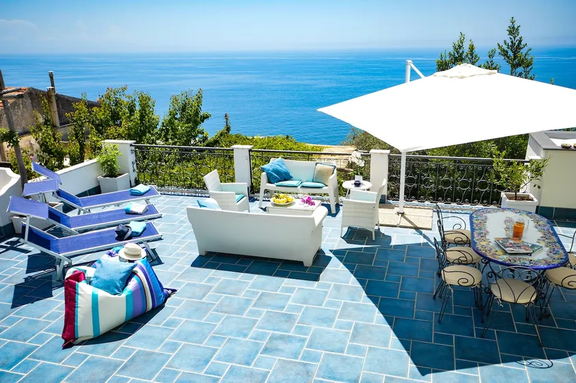VILLA CON TERRAZA PANORÁMICA A 10 MINUTOS DE LA PLAYA - Image 1