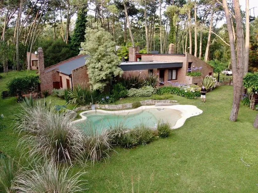 Large house with a park and swimming pool - Image 1