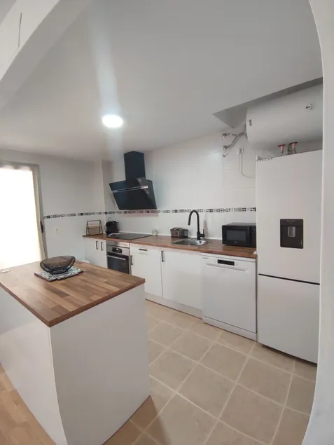 Beautiful, newly renovated apartment - Image 1